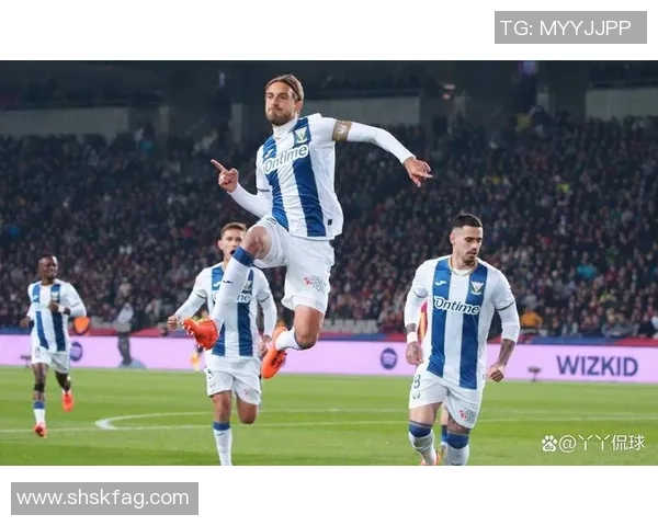 瓦伦西亚对阵西班牙人精彩对决前瞻分析与赛季走势探讨